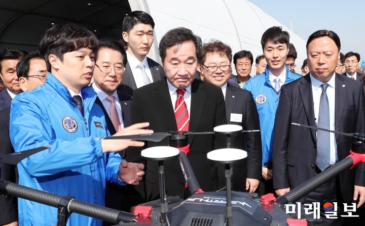 이낙연 국무총리, 김영록 전라남도지사가 4일 오후 영광군 염산면 영광풍력발전단지 종합운영센터에서 열린 ‘140㎿급 윈드팜(Wind Farm),영광풍력발전설비 준공식에서 풍력발전설비를 점검하는 드론을 살펴보고 있다. / 사진=전남도 제공