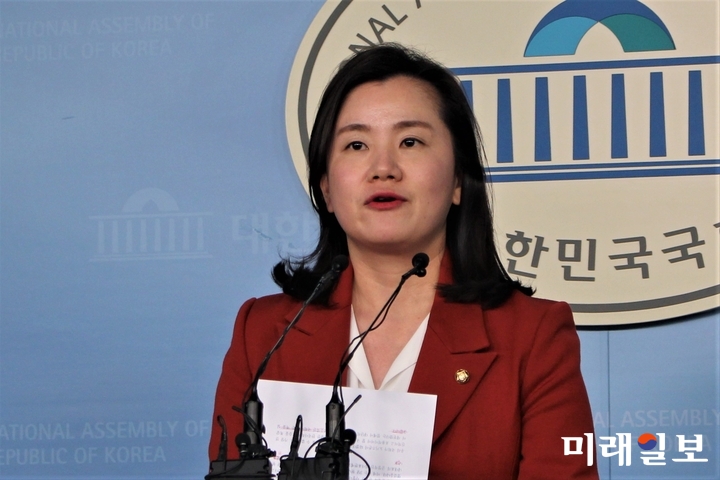 신보라 자유한국당 의원이 4일 국회 정론관에서 문희상 국회의장이 본회의 아기동반 출석을 거부하자 기자회견을 통해 입장을 발표하고 있다./사진=김정현 기자