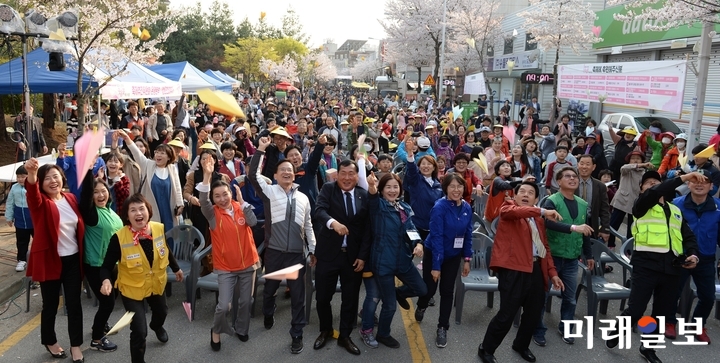 광주 광산구 신창동 마을축제추진위원회 주관으로 제2회 웃음꽃 페스티벌이 열리고 있다. / 사진=광산구 제공