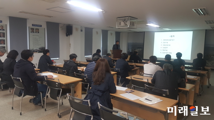 전남 강진군이 실시하고 있는 친환경축산물 인증 읍,면 순회교육이 지난 2일 강진읍사무소 대회의실에서 열리고 있다. / 사진=강진군 제공