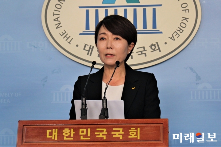 정호진 대변인이 8일 오전 국회 정론관에서 자유한국당의 강원지역 산불에 대한 행태에 대해 논평을 하고 있다./사진=김정현 기자