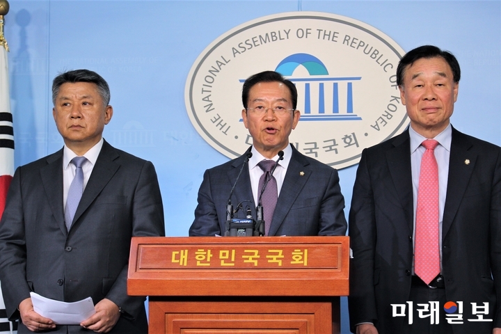 국회 산업통상자원중소벤처기업위원회 간사인 이종배 의원(가운데)와 위원인 장석춘(왼쪽).김기선 의원이 8일 오후 국회 정론관에서 박영선 중소벤처기업부 장관 임명 관련 성명서를 발표하고 있다./사진=김정현 기자