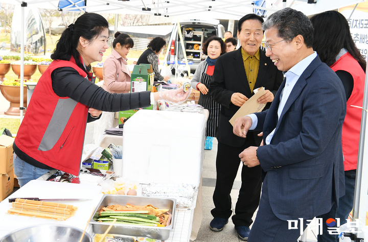광주시 서구가 지난 5일 구청 앞 광장 및 1층 로비에서 새봄맞이 자활 장터를 성황리에 개최했다. / 사진=서구 제공