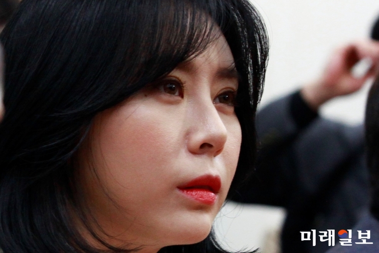 '장자연 사건'의 증언자 윤지오 씨가 지난 8일 오전 서울 여의도 국회 문화체육관광위원회 소회의실에서 열린 간담회에 참석하고 있다./사진=장건섭 기자