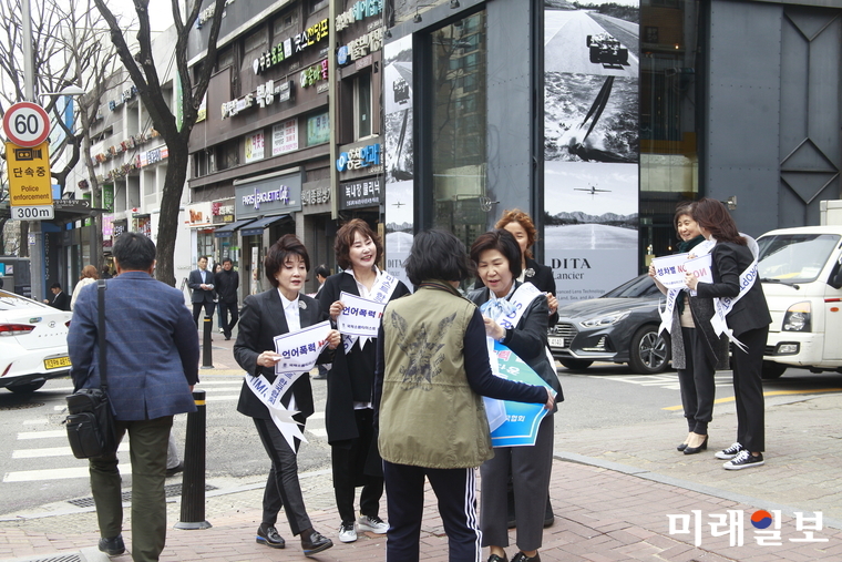 국제소롭티미스트 한국협회 '신사클럽' 회원들이 9일 오후 서울 강남구 신사동 아고빌딩 앞에서 기자회견을 마치고 나서 가두행진을 하며 성폭력을 비롯하여 아동폭력, 가정폭력 등 '3대 폭력 NO'를 외치며 지나가는 시민들에게 성폭력 등 각종 폭력의 위험에 처했을 때 사용할 파란색 '호루라기'를 나눠주고 있다./사진=장건섭 기자