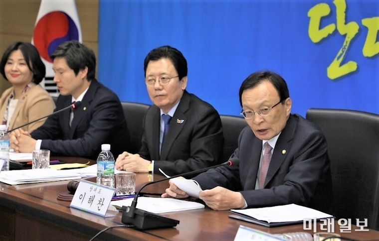 이해찬 더불어민주당 대표가 10일 오전 대구 한국감정원에서 열린 예산정책간담회에서 자유한국당의 망언이 계속된다며 민주당으로서도 엄정하게 대처하겠다고 말하고 있다./사진=더불어민주당 제공