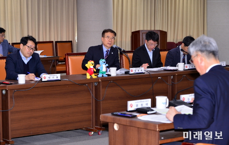 광주광역시는 10일 시청 3층 중회의실에서 미세먼지 현안문제를 적극 대처하기 위한 ‘미세먼지특별대책 T/F회의’를 개최했다. / 사진=광주시 제공