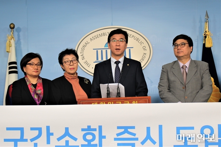 고용진 더불어민주당 의원(오른쪽에서 세번째)과 시민단체 회원들이 11일 오전 국회 정론관에서 '실손보험 청구간소화' 도입을 촉구하고 있다./사진=김정현 기자