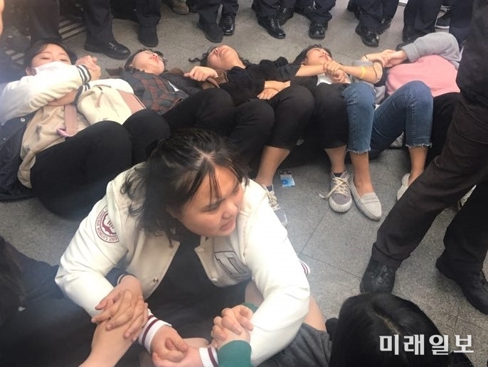 한국대학생진보연합 대학생들이 12일 오전 국회의원회관 앞에서 반민특위 관련 발언한 자유한국당 황교안 대표와 나경원 원내대표는 사퇴하라고 요구하며 농성를 벌이고 있다. /사진=김정현 기자