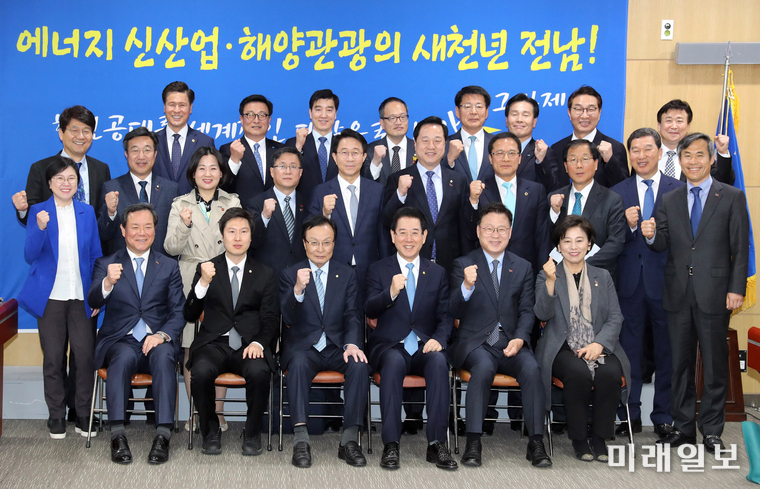김영록 전남도지사가 12일 한국전력공사 회의실에서 열린 더불어민주당-전라남도 예산정책협의회에서 도 예산 및 정책지원을 건의하고 있다. 이해찬 더불어민주당 대표, 이용재 전남도의회 의장, 박주민·박광온·김해영·남인순·이수진·이형석 최고위원, 윤호중 사무총장, 조정식 정책위의장, 김민석 민주연구원장, 이해식 대변인, 김성환 비서실장, 김현 미래사무부총장, 김두관 참좋은지방정부위원회 상임위원장, 윤후덕 예결위 간사, 서삼석 전남도당위원장, 김승남 고흥·보성·장흥·강진위원장, 박병호 전남도 행정부지사, 윤병태 전남도 정무부지사, 이민준 전남도의회 부의장 등이 참석해 예산 및 정책지원을 건의하고 토론했다. / 사진=전남도 제공