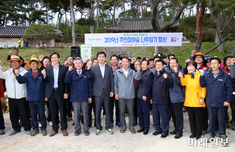 전라남도가 미세먼지를 줄이고 민간 주도의 나무 심고 가꾸는 분위기 확산을 위해 12일 영암 부춘정 일원에서 박봉순 전남도 환경산림국장과 손점식 영암부군수, 우승희 도의원, 이부봉 영암군산림조합장, 지역 주민 등 100여명이 참석해 동백, 가시, 소나무, 단풍나무 등 1천여 그루를 심었다. / 사진=전남도 제공