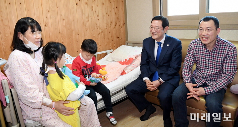 이용섭 광주광역시장이 12일 오전 북구 문화산부인과에서 세 번 연속 쌍둥이를 출산한 고성진·진윤순씨 부부를 만나 출산을 축하했다./사진=광주시 제공