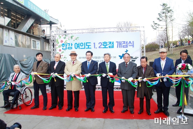 2일 한강공원 여의도 2호점 편의점에서 열린 개점식에서 차창규 독립유공자유가족복지조합 이사장, 박원순 서울시장, 유인태 국회사무총장 등 참석자들이 테이프 커팅식을 하고 있다./사진=장건섭 기자