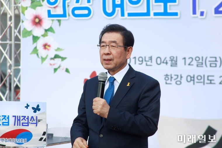 2일 한강공원 여의도 2호점 편의점에서 열린 개점식에서 박원순 서울시장이 인사말을 하고 있다./사진=장건섭 기자