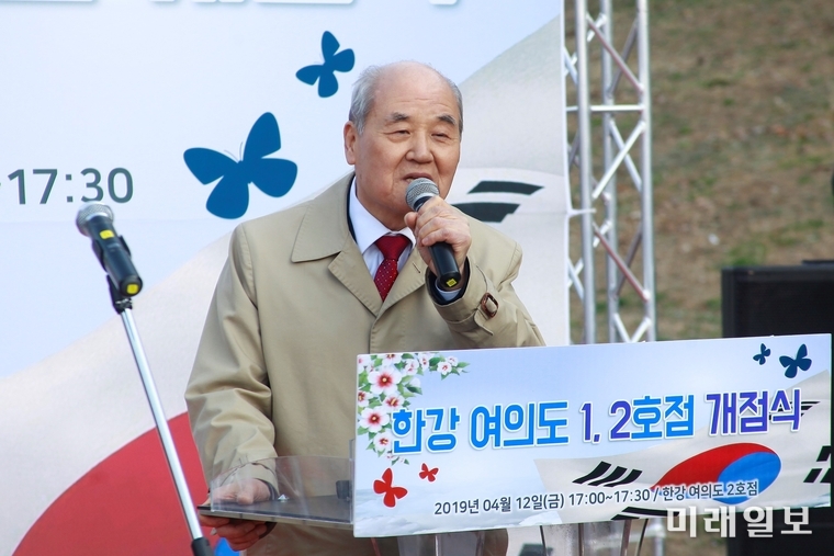 2일 한강공원 여의도 2호점 편의점에서 열린 개점식에서 차창규 독립유공자유가족복지조합 이사장이 인사말을 하고 있다./사진=장건섭 기자