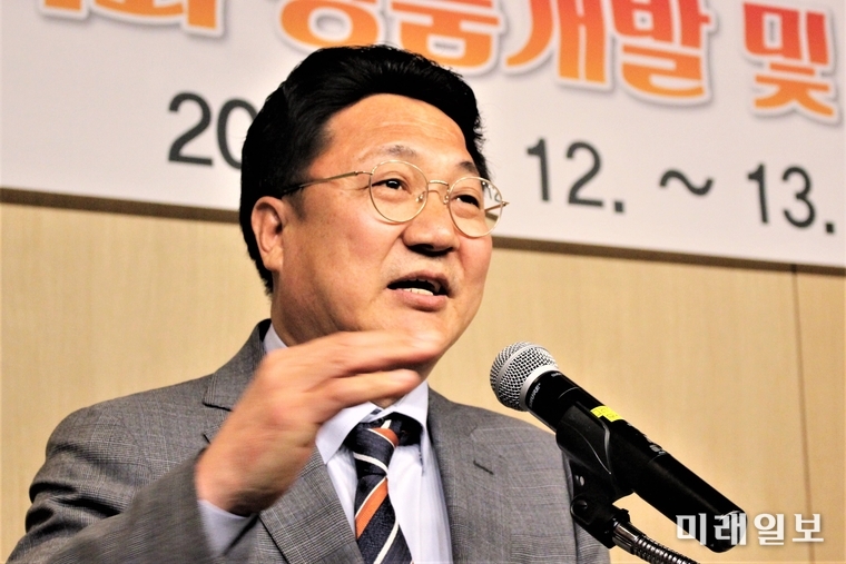 엄태준 이천시장이 12일 오후 경기도 이천 에덴파라다이스호텔에서 열린 '이천도자기 축제 2019' 특화 상품개발 및 홍보 팸투어'에서 격려사를 하고 있다./사진=김정현 기자
