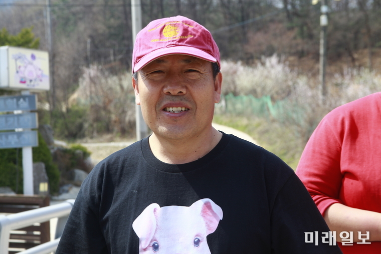 이종영 '돼지보러오면돼지' 촌장이 13일 오전 경기도 율면 '돼지박물관' 앞에서 생명의 소중함을 일깨우는 돼지박물관, 문화-홍보관, 공연장, 소시지 체험장, 카페와 식당, 치유정원 등 프로그램을 소개하고 있다./사진=장건섭 기자