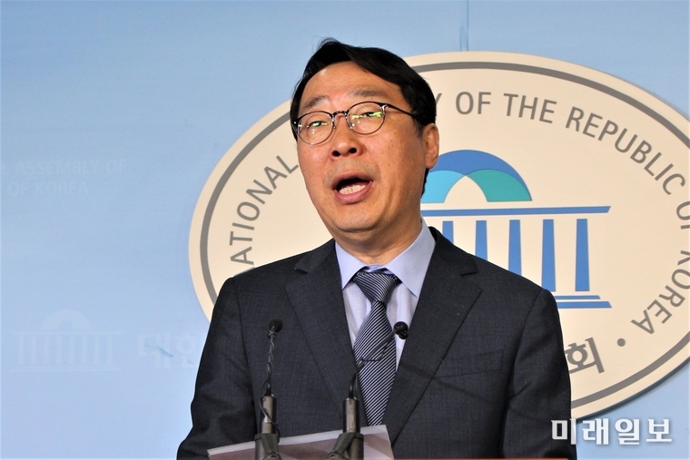 윤영찬 전 청와대 국민소통수석이 15일 오전 국회 정론관에서 더불어민주당 입당과 내년 총선 성남 중원 출마를 선언하고 있다./사진=김정현 기자