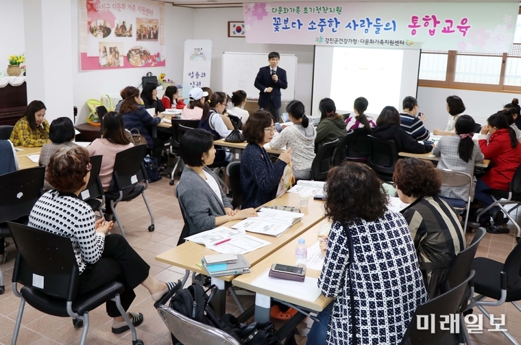 전남 강진군건강가정·다문화가족지원센터는 지난 9일 다문화가족의 일상생활과 밀접한 관련이 있는 법에 대해 배울 수 있는 ‘찾아가는 법문화교육’을 결혼이민여성과 종사자들을 대상으로 실시했다. / 사진=강진군 제공