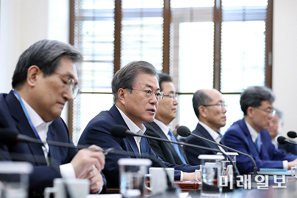 문재인 대통령이 15일 오후 청와대 여민관에서 열린 수석·보좌관 회의에서 발언하고 있다. 사진=청와대 제공