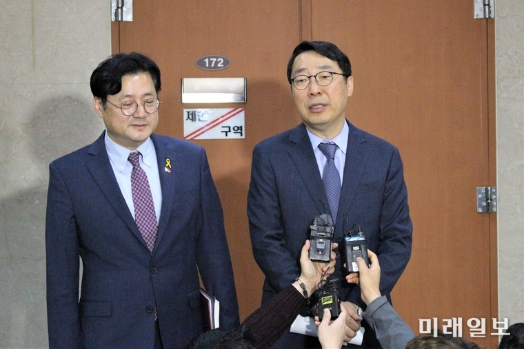 윤영찬 전 청와대 국민소통수석(오른쪽)이 15일 오전 국회 정론관에서 더불어민주당 입당과 내년 총선 성남 중원 출마 선언 뒤 백브리핑을 하고 있다./사진=김정현 기자
