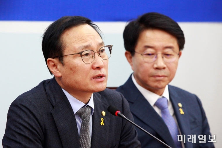 홍영표 더불어민주당 원내대표가 16일 오전 서울 여의도 국회에서 열린 당 원내대책회의에서 발언하고 있다./사진=장건섭 기자