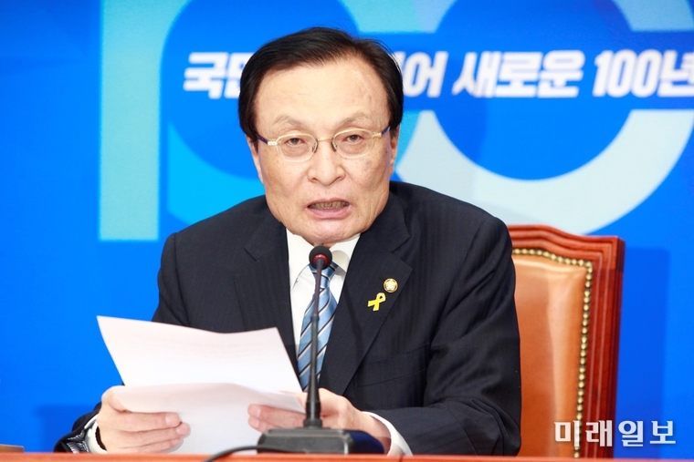 이해찬 더불어민주당 대표가 16일 오전 서울 여의도 국회 당 대표실에서 기자간담회를 하고 있다./사진=장건섭 기자