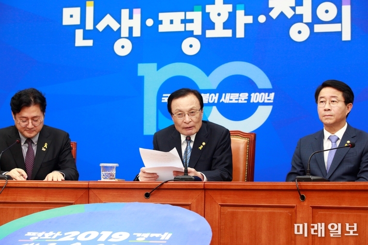 이해찬 더불어민주당 대표가 16일 오전 서울 여의도 국회 당 대표실에서 기자간담회를 하고 있다./사진=장건섭 기자