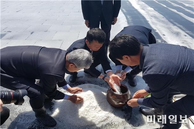 전라남도는 명품 천일염 생산의 한해 무사고 기원과 우수한 천일염 풍년 생산을 위한 2019 천일염 첫 채염식을 전국 천일염 최대 생산지인 영광과 신안에서 잇따라 개최했다. / 사진=전남도 제공