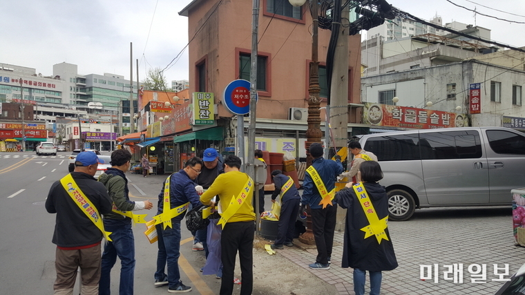 광주광역시는 2019광주세계수영선수권대회를 대비하고 도시미관을 정비하기 위해 16일 유관기관과 공동으로 불법 광고물 정비활동을 실시했다. / 사진=광주시 제공