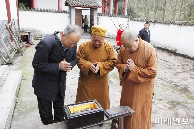 지난 3월 24일 중국 펑저우(彭州) 단징산(丹景山) 금화사에서 최석환 한국국제선차문화연구회 회장(왼쪽부터)이 금화사 주지 굉오(宏悟) 스님과 대사자 방장 따이은(大恩) 스님이 무상선사(無相禪師)의 사리함을 살피고 있다./사진=월간 '차의세계' 제공