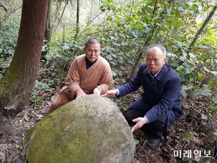 김두타(無相禪師)의 사리탑을 살피는 금화사 스님과 최석환 한국국제선차문화연구회 회장./사진=월간 '차의세계' 제공