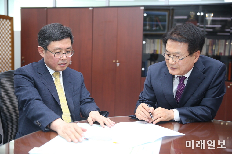 이승옥 강진군수가 기획재정부 안도걸 예산총괄심의관을 만나 ‘국립 청소년 문화예술센터 건립’에 대해 설명하고 있다. / 사진=강진군 제공