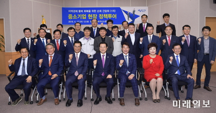 이용섭 광주광역시장(앞줄 왼쪽 네 번째)이 지역경제 활력 회복을 위한 '중소기업 현장 정책투어'에 나선 가운데 17일 오후 광산구 평동종합비즈니스센터 대회의실에서 산업단지 입주 기업체 대표 및 종사자들과 오찬 간담회를 갖고 기업 활성화를 위한 소통의 시간을 가진 뒤 기념촬영을 하고 있다./사진=광주시 제공