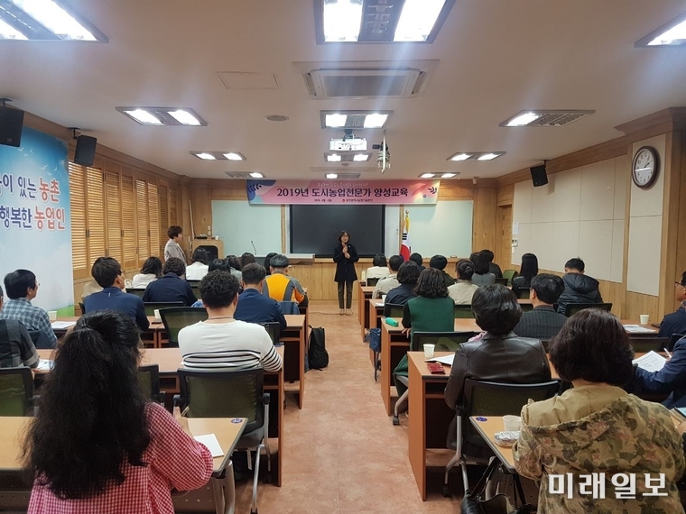 광주광역시 농업기술센터는 17일 오후 2시 3층 교육장에서 교육생 40명이 참석한 가운데 도시농업전문가 양성과정 개강식을 개최했다. / 사진=광주시 제공