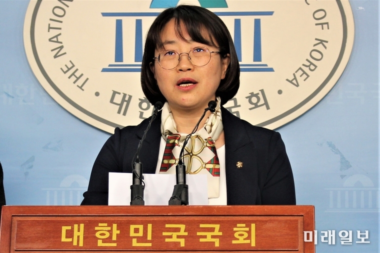 추혜선 정의당 의원이 18일 오전 국회 정론관에서 장애인 영화관람환경 개선을 위한 법안 발의 기자회견을 하고 있다./사진=김정현 기자