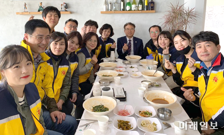 정종제 광주 행정부시장이 시 자원봉사자 45명을 인근 식당으로 초청해 오찬을 함께하고 있다. / 사진=광주시 제공