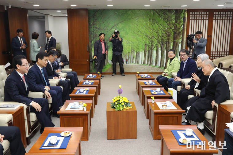 김영록 전남도지사가 강연에 앞서 도올 김용옥선생을 면담하고 있다. / 사진=전남도 제공