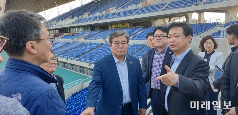 이병훈 광주시 문화경제부시장이 18일 광주월드컵경기장 프레스센터에서 2019광주세계수영선수권대회 성공기원 SBS 인기가요 슈퍼콘서트 분야별 지원대책 현장 보고회를 개최했다. / 사진=광주시 제공