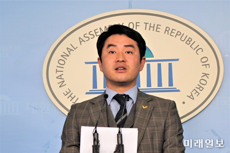 최석 정의당 대변인이 19일 국회 정론관에서 자유한국당 윤리위 소집과 관련해서 브리핑을 하고 있다./사진=김정현 기자