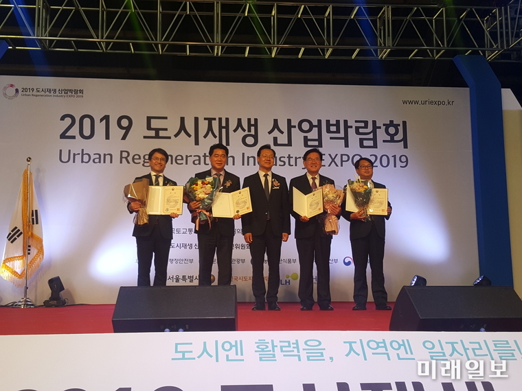광주 북구가 국토교통부와 인천광역시 주최로 전국 217개 기관이 참여한 가운데 지난 4월 17일부터 19일까지 열린 2019 도시재생 산업박람회에서 대학타운형 도시재생뉴딜사업이 우수사례로 선정돼 행정안전부 장관을 수상했다. / 사진=북구 제공