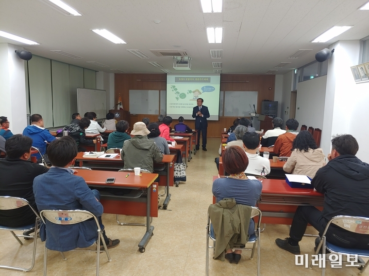 전남 강진군이 유기농업 전문 농업인을 육성하기 위해 지난 16일 농업기술센터에서 귀농인 실용 유기농 전문가반 교육 개강식을 열었다. / 사진=강진군 제공