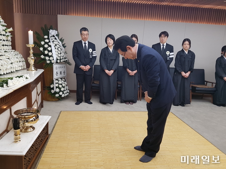 김영록 전남지사가 고 김대중 전 대통령의 장남 김홍일 전의원의 빈소를 방문해 조문하고 있다. / 사진=전남도 제공