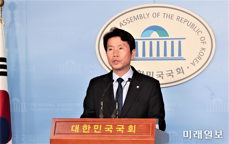 이인영 더불어민주당 의원이 21일 오전 국회 정론관에서 원내대표 경선 출마 선언을 하고 있다./사진=사단법인 국회기자단(가칭)