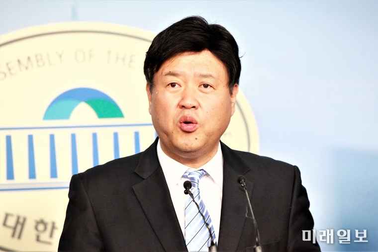 김용 경기도 대변인이 22일 오전 서울 여의도 국회 정론관에서 기자회견을 갖고 2019 대한민국 기본소득 박람회 관련 브리핑을 하고 있다. '2019 대한민국 기본소득 박람회'는 오는 29~30일 이틀간 수원컨벤션센터에서 열릴 예정이다./사진=장건섭 기자
