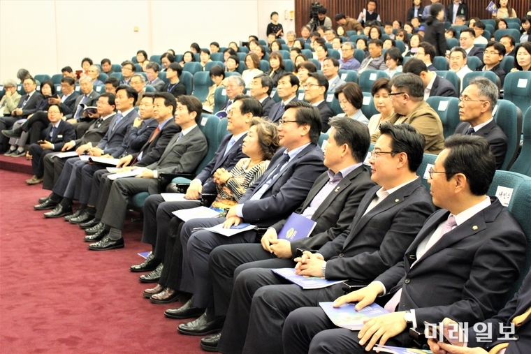 ‘비무장지대를 세계유산으로’를 주제로 국회도서관에서 23일 오전 열린 학술심포지엄에 정성호 국회 기재위원장, 노웅래 국회 과방위원장, 이인영 더불어민주당 의원 등이 참석, 경청하고 있다./사진=김정현 기자