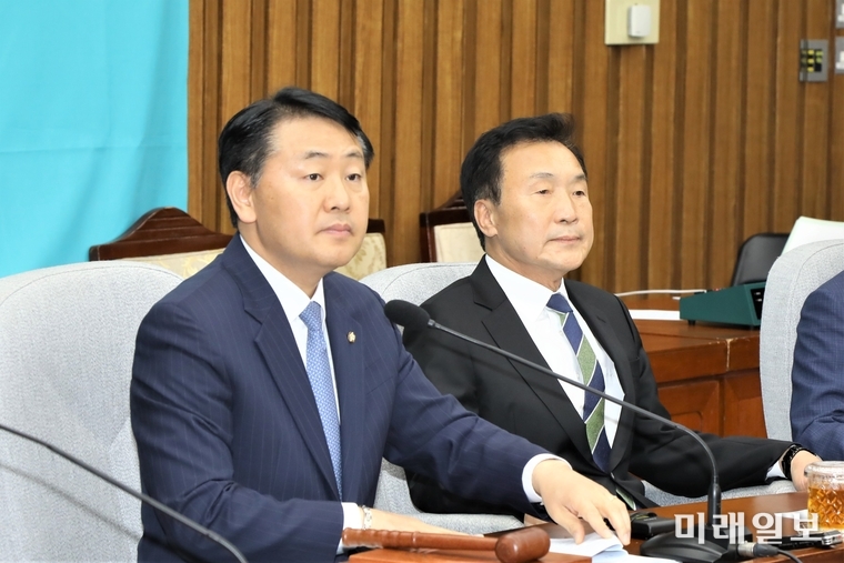 바른미래당 손학규 대표와 김관영 원내대표가 23일 국회에서 열린 의원총회에 참석, 당 내홍과 관련해 심각한 표정을 짓고 있다./사진=김정현 기자