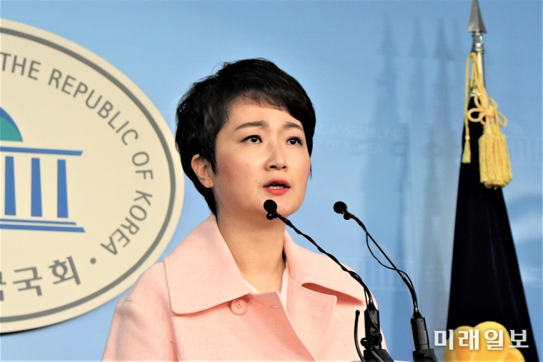 이언주 의원이 23일 오후 국회 정론관에서 바른미래당 탈당 기자회견을 하고 있다./사진=김정현 기자