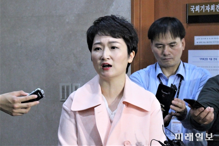 이언주 의원이 23일 오후 국회 정론관에서 바른미래당 탈당 기자회견을 한 뒤 취재진의 질문에 답을 하고 있다./사진=김정현 기자