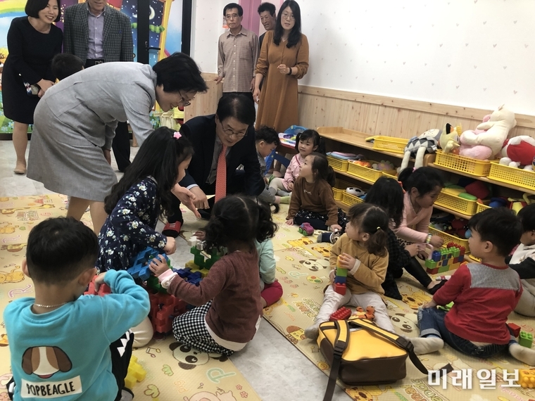 이승옥 강진군수가 지난 22일 성전어린이집을 방문하여 어린이들과 시간을 보내고 있다. / 사진=강진군 제공